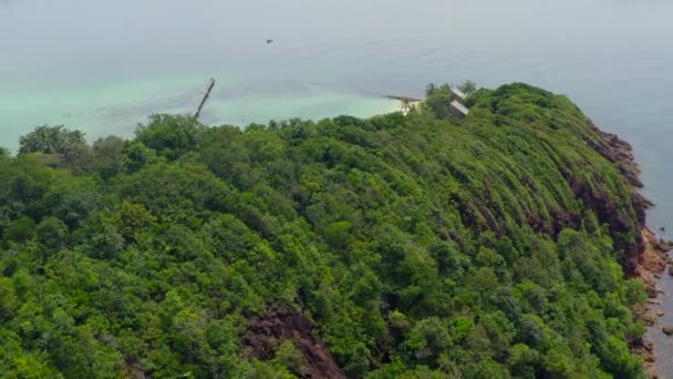 Vacker tropisk ö koh Kham, vit sandstrand med vulkaniska klippor, nära koh Mak, Trat, Thailand — Stockvideo