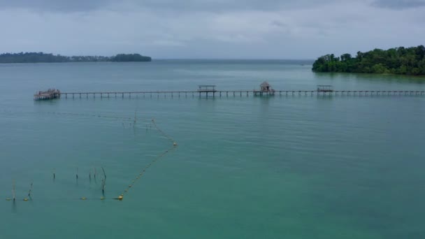 Koh Mak isla tropical y su largo muelle de madera en el mar, cerca de Koh Chang, Trat, Tailandia — Vídeo de stock