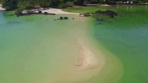 Gyönyörű trópusi sziget koh Kham, fehér homokos strand vulkanikus sziklák, közel koh Mak, Trat, Thaiföld — Stock videók