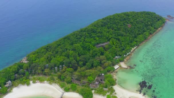 Piękna tropikalna wyspa koh Kham, biała piaszczysta plaża z wulkanicznymi skałami, w pobliżu Koh Mak, Trat, Tajlandia — Wideo stockowe