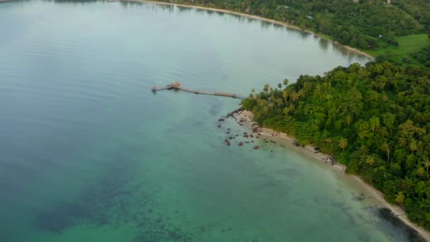 Trä strandbar i havet och stuga på piren i Koh Mak ön, Trat, Thailand — Stockvideo