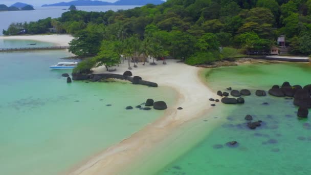 아름다운 열 대의 섬, 코삼, 화산암 이 있는 백 사 장, 타이, 트라 트의 코 마크 근처 — 비디오