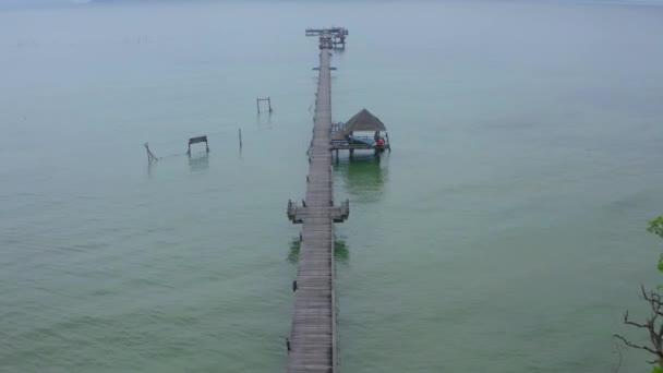 Koh Mak tropiska ön och dess långa träbrygga på havet, nära Koh Chang, Trat, Thailand — Stockvideo