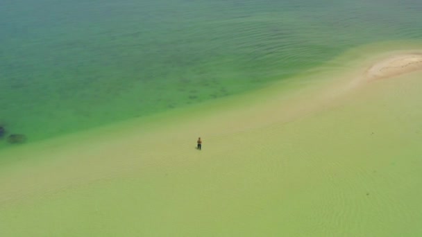 Vacker tropisk ö koh Kham, vit sandstrand med vulkaniska klippor, nära koh Mak, Trat, Thailand — Stockvideo