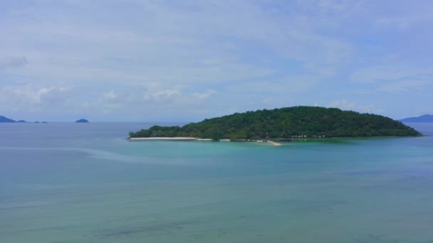 Bella isola tropicale koh Kham, spiaggia di sabbia bianca con rocce vulcaniche, vicino a koh Mak, Trat, Thailandia — Video Stock