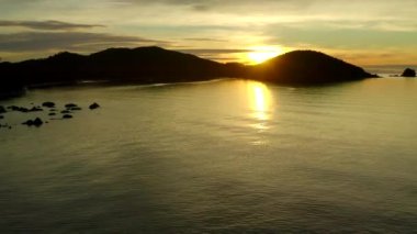 Denizde ahşap plaj barının üzerinde gün batımı ve Koh Mak adasında bir kulübe, Trat, Tayland