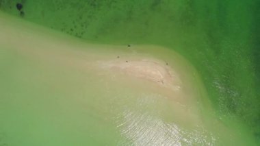 Güzel tropik ada Koh Kham, volkanik kayalıkları olan beyaz kumsal, Koh Mak, Trat, Tayland yakınlarında.