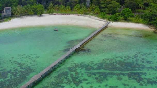 아름다운 열 대의 섬, 코삼, 화산암 이 있는 백 사 장, 타이, 트라 트의 코 마크 근처 — 비디오