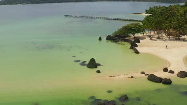 Vacker tropisk ö koh Kham, vit sandstrand med vulkaniska klippor, nära koh Mak, Trat, Thailand — Stockvideo