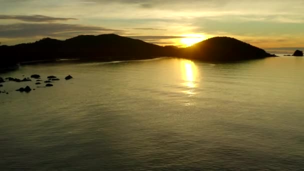 Matahari terbenam di atas bar pantai kayu di laut dan pondok di dermaga di pulau Koh Mak, Trat, Thailand — Stok Video