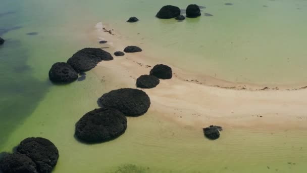 Hermosa isla tropical koh Kham, playa de arena blanca con rocas volcánicas, cerca de koh Mak, Trat, Tailandia — Vídeo de stock
