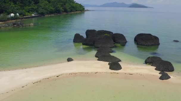 Gyönyörű trópusi sziget koh Kham, fehér homokos strand vulkanikus sziklák, közel koh Mak, Trat, Thaiföld — Stock videók