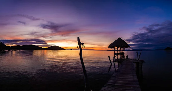 Zachód słońca nad drewnianym barem na plaży w morzu i chata na molo na wyspie Koh Mak, Trat, Tajlandia — Zdjęcie stockowe