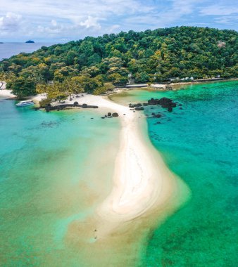 Güzel tropik ada Koh Kham, volkanik kayalıkları olan beyaz kumsal, Koh Mak, Trat, Tayland yakınlarında.