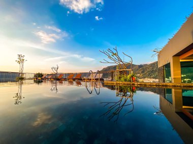 Phuket Eyaleti, Tayland 'daki Patong plajında gün batımı manzarası