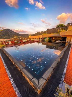 Phuket Eyaleti, Tayland 'daki Patong plajında gün batımı manzarası