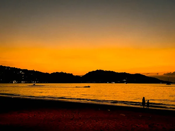 Vista del atardecer en la playa de Patong en la provincia de Phuket, Tailandia —  Fotos de Stock