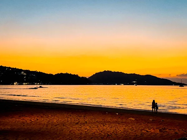 Coucher de soleil sur la plage de Patong dans la province de Phuket, Thaïlande — Photo