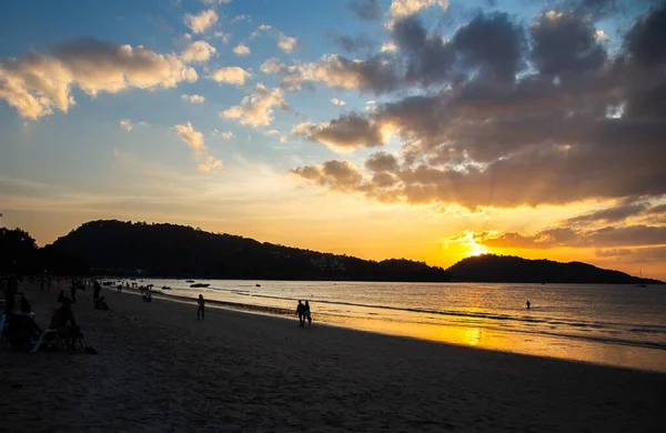 Coucher de soleil sur la plage de Patong dans la province de Phuket, Thaïlande — Photo