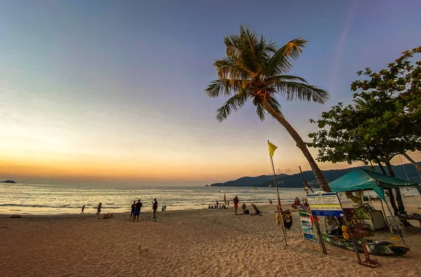 Zonsondergang uitzicht in Patong strand in de provincie Phuket, Thailand — Stockfoto