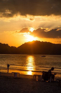 Phuket Eyaleti, Tayland 'daki Patong plajında gün batımı manzarası