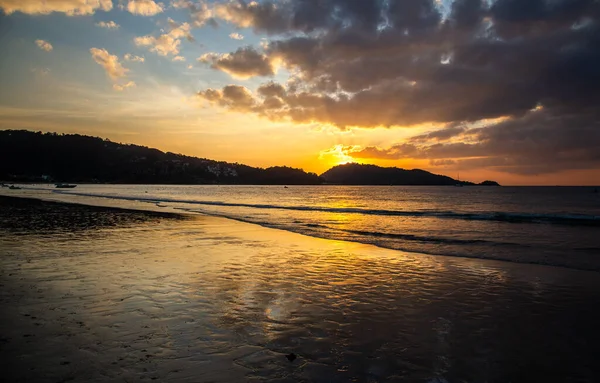 Sunset view in Patong beach in Phuket Province, Thailand — Fotografia de Stock