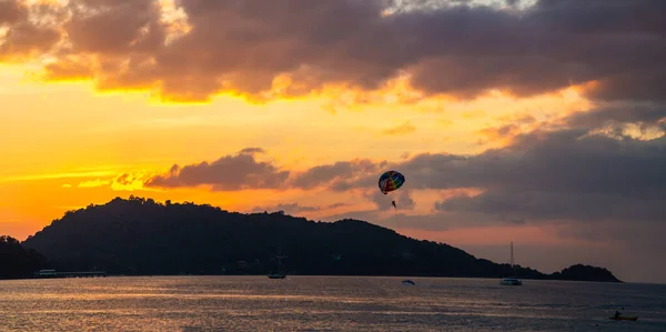 Ηλιοβασίλεμα στην παραλία Patong στην επαρχία Πουκέτ, Ταϊλάνδη — Φωτογραφία Αρχείου