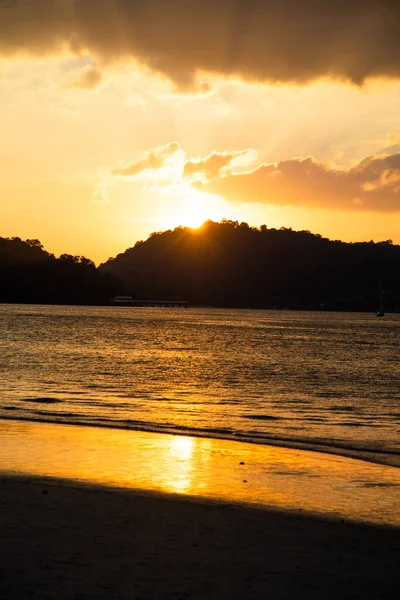 Ηλιοβασίλεμα στην παραλία Patong στην επαρχία Πουκέτ, Ταϊλάνδη — Φωτογραφία Αρχείου