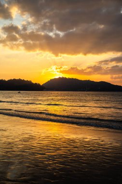 Phuket Eyaleti, Tayland 'daki Patong plajında gün batımı manzarası