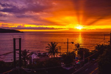 Phuket Eyaleti, Tayland 'daki Patong plajında gün batımı manzarası