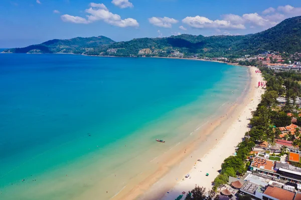 Vista aérea en la playa de Patong en la provincia de Phuket, Tailandia —  Fotos de Stock