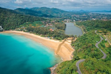 Tayland, Phuket 'teki Nai Harn plajının havadan görüntüsü.