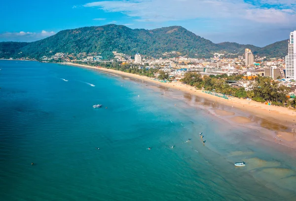 Tayland 'ın Phuket eyaletindeki Patong plajındaki hava manzarası.