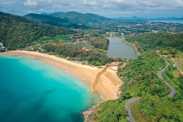 Tayland, Phuket 'teki Nai Harn plajının havadan görüntüsü.