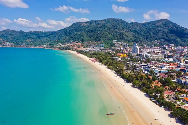 Tayland 'ın Phuket eyaletindeki Patong plajındaki hava manzarası.