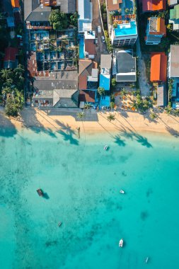 Tayland 'daki Phuket Adası' nın doğusundaki Aoyon plajı.