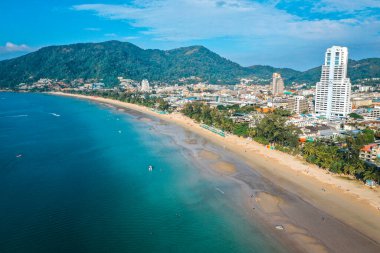 Tayland 'ın Phuket eyaletindeki Patong plajındaki hava manzarası.