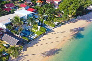 Tayland 'daki Phuket Adası' nın doğusundaki Aoyon plajı.