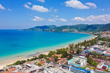 Tayland 'ın Phuket eyaletindeki Patong plajındaki hava manzarası.
