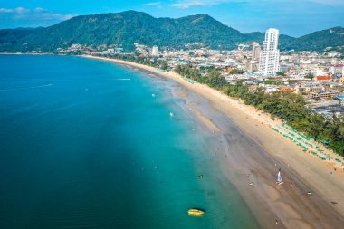 Tayland 'ın Phuket eyaletindeki Patong plajındaki hava manzarası.