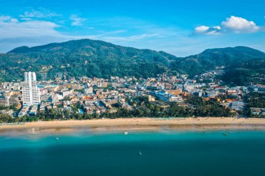 Tayland 'ın Phuket eyaletindeki Patong plajındaki hava manzarası.