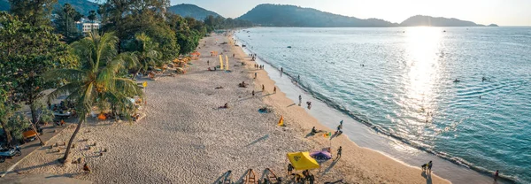 Coucher de soleil sur la plage de Patong dans la province de Phuket, Thaïlande — Photo