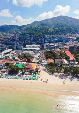 Tayland 'ın Phuket eyaletindeki Patong plajındaki hava manzarası.