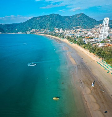 Tayland 'ın Phuket eyaletindeki Patong plajındaki hava manzarası.