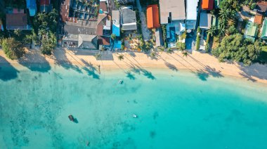 Tayland 'daki Phuket Adası' nın doğusundaki Aoyon plajı.