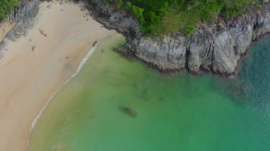 Tayland, Phuket 'teki Nai Harn plajının havadan görüntüsü.