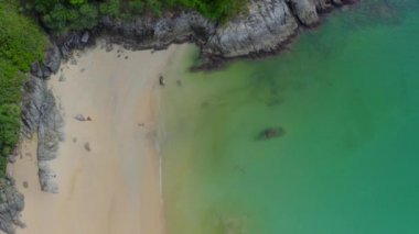 Tayland, Phuket 'teki Nai Harn plajının havadan görüntüsü.
