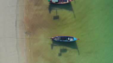 Tayland 'ın Phuket eyaletindeki Patong sahilinde uzun kuyruklu tekneler.