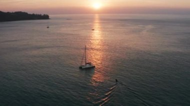 Tayland, Phuket 'te gün batımında kamala sahilinin hava manzarası.