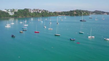 Tayland 'daki Phuket Adası' nın doğusundaki Aoyon plajı.